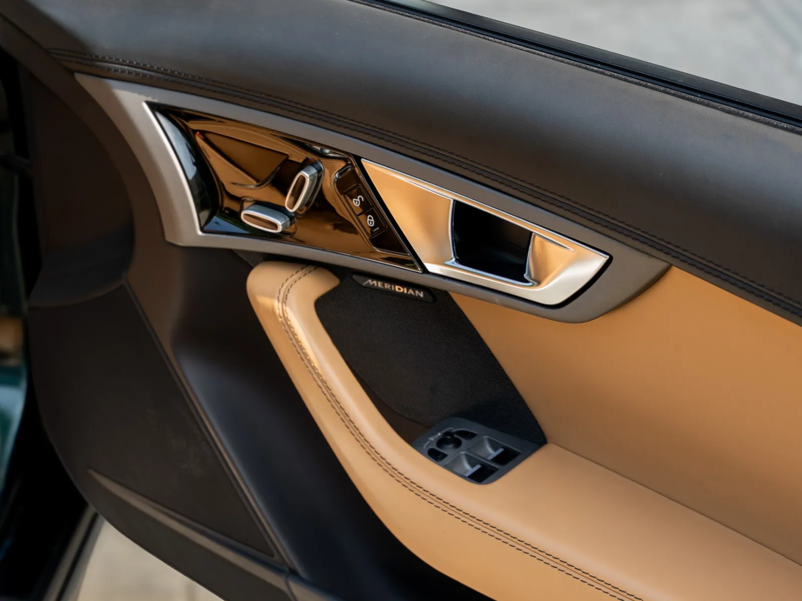 Jaguar F-Type V8S Convertible-25