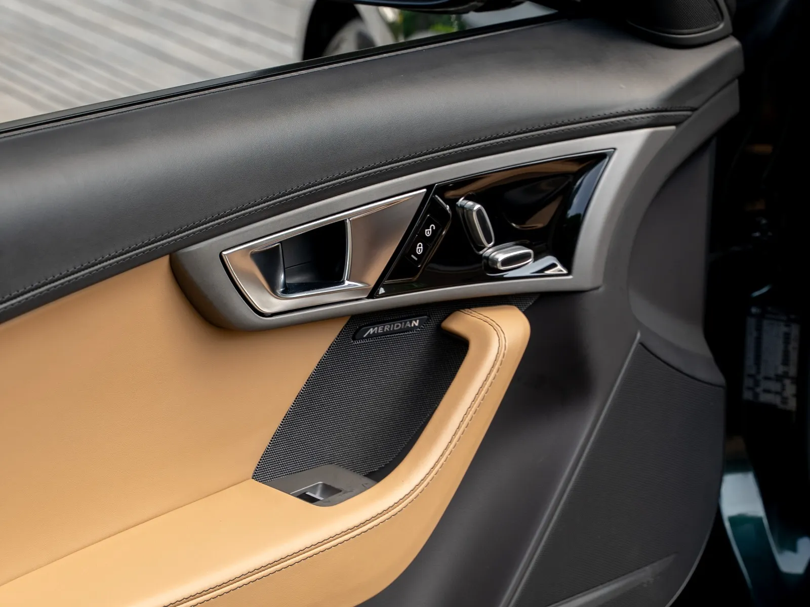 Jaguar F-Type V8S Convertible-31